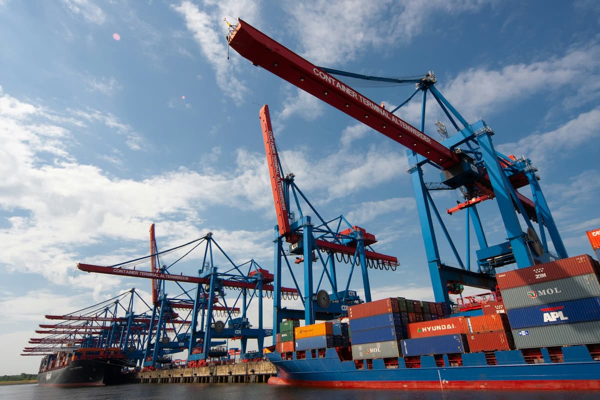 Choosing a Top Freight Forwarder: Key Factors & Expert Tips | SARA